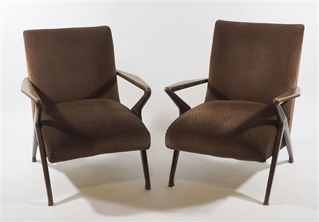 Coppia di poltrone con struttura in legno. Anni '40.