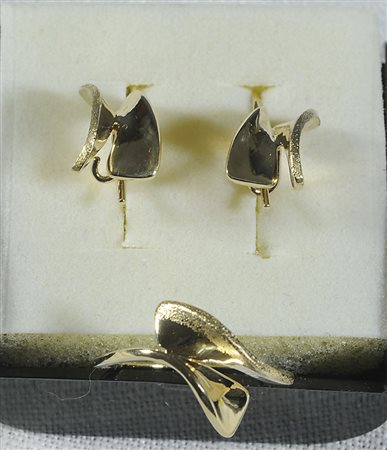 Parure in oro giallo composta anello e paio di orecchini pendenti. gr. tot 7,4.