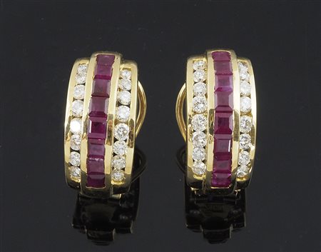 Orecchini i oro giallo a mezzo cerchio con due file di diamanti taglio...