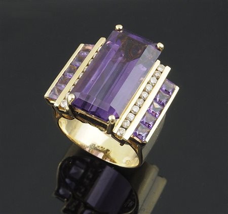 Grande anello in oro giallo a gradini, al centro ametista centrale di forma...