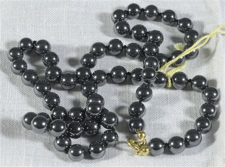 Collana in palline di ematite con chiusura in oro giallo.