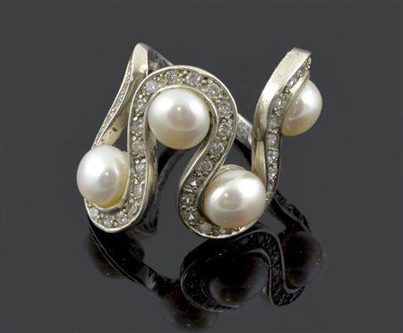 Anello in argento con quattro perle coltivate accerchiate da zirconi.