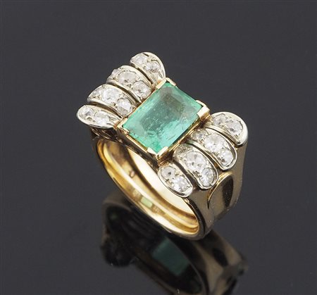 Anello in oro giallo con lavorazione a traforo, ai lati diamanti, al centro...