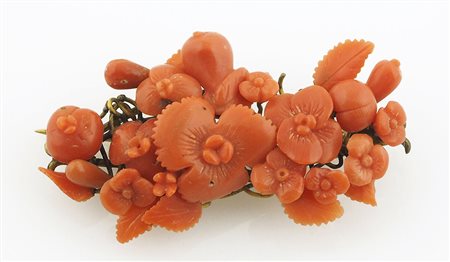 Spilla in metallo dorato composta da fiorellini in corallo, fine 800.