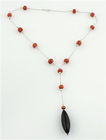 Collana in oro bianco con perline, corallo rosso e corallo nero