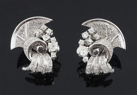 Orecchini in oro bianco forma geometrica con diamanti taglio brillante