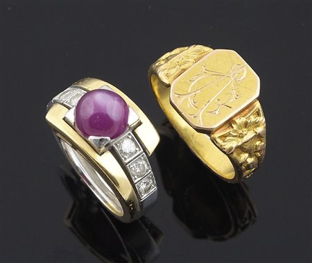 Lotto composto da 2 anelli, uno in oro giallo con incisioni, l'altro in oro...