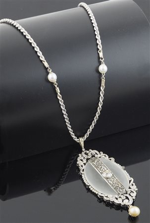 Catena in oro bianco con ciondolo ovale in oro bianco , vetro opalino (?)...