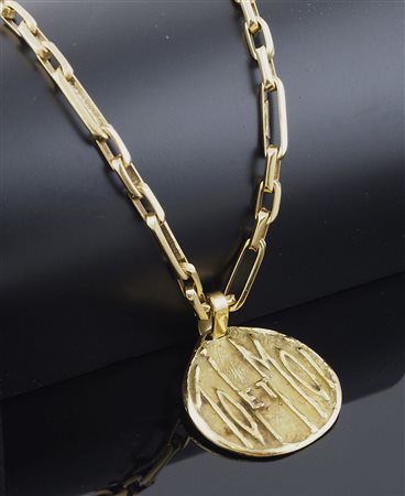 Catena in oro giallo con ciondolo in oro giallo satinato forma rotonda, reca...