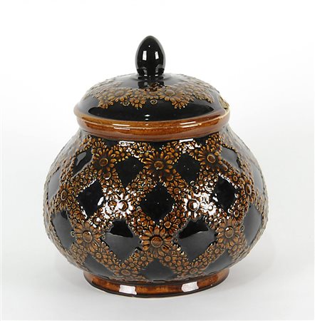 Contenitore in ceramica nera con decori policromi a margherite, con...