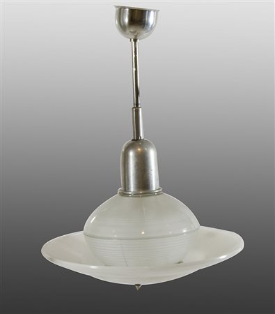 Lampadario in vetro e plastica bianca con montatura cromata. Anni '60.