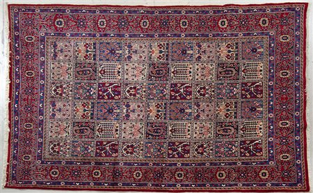 Tappeto su fondo rosso, cm. 206x306.