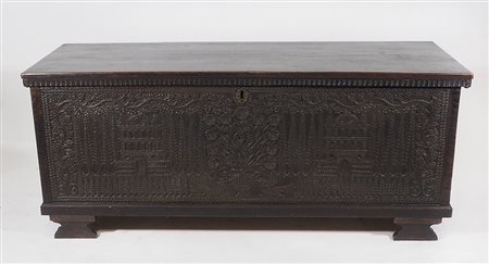 Cassapanca dalmata con fronte finemente intagliato. cm. 65x160x56.