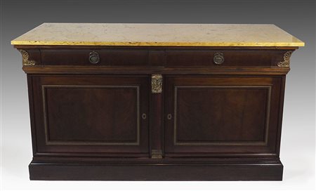 Credenza in legno a 2 ante e 2 cassetti con applicazioni in bronzo dorato,...