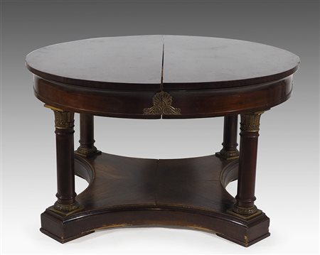 Tavolo rotondo allungabile in legno con applicazioni in bronzo dorato, su 4...