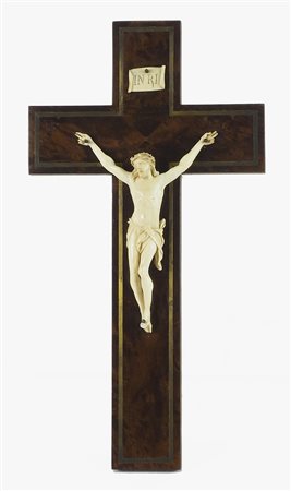 Scultura in avorio scolpito raffigurante Cristo su croce. H. tot cm. 35.