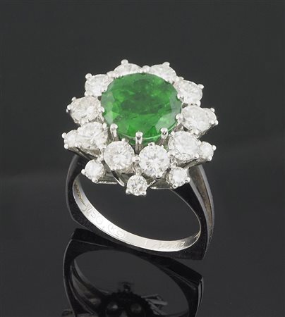 Anello in oro bianco a margherita composta da doppia corona di diamanti...