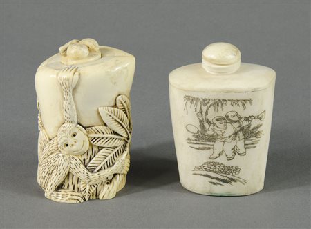 Lotto di 2 snuff bottles in osso incise e sbalzate. XX secolo.
