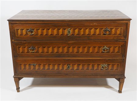 Cassettone in legno a 3 cassetti, riccamente intarsiato in legni vari a...