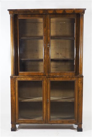 Armadio/vetrina in legno a 4 ante a vetri, parte superiore con colonne...