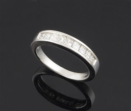 Fedina in oro bianco con 9 diamantini taglio brillante.