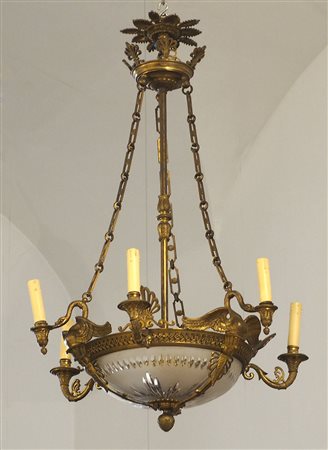 Lampadario in bronzo a 6 luci, braccia a forma di cigni con al centro cupola...