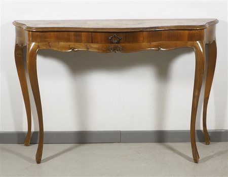 Consolle con cassetto centrale su alte gambe mosse.