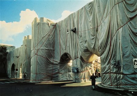 CHRISTO (n. 1935) Senza titolo. Cartolina. Cm 16,00 x 11,00. Firma in basso a...