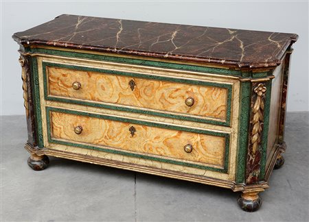 Comò basso a due cassetti in stile seicentesco realizzato in legno dolce...