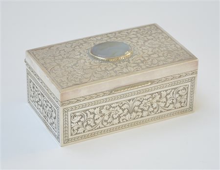 Scatola in argento 925 di forma rettangolare decorata a cartelle, fronde su...