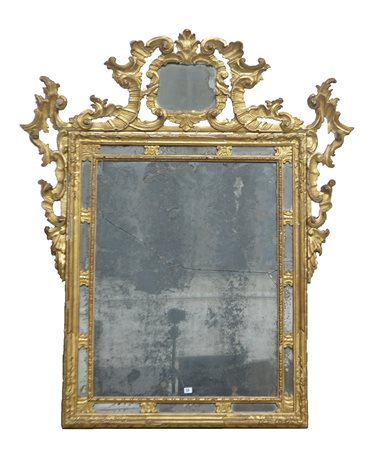 Specchiera di gusto barocchetto con cornice in legno intagliato e dorato,...