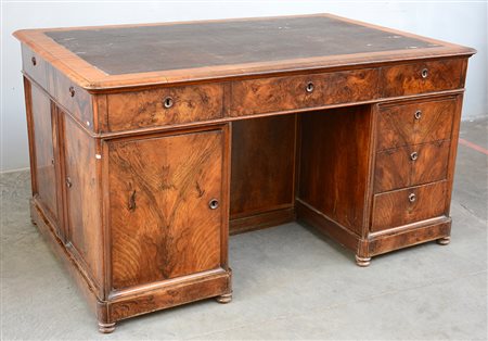 Scrivania doppia da centro lastronata in noce e radica di noce con sei...