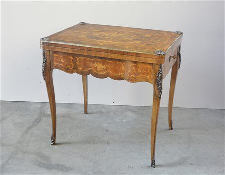 Tavolo da gioco lastronato e intarsiato a motivi floreali, gambe e fascia...