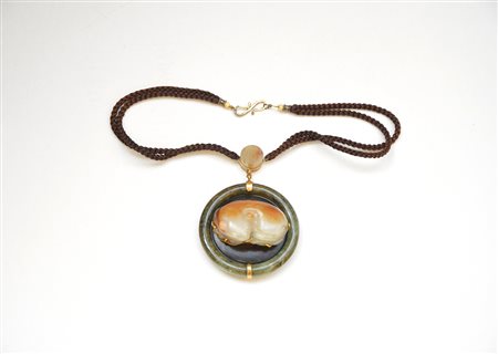 Pendente in giadeite "grasso di montone" a guisa di gatto montato in metallo...