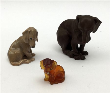 Manifatture diverse. Lotto composto da due cani in ceramica ed uno in vetro