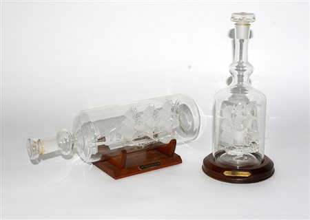 Lotto composto da due bottiglie con veliero