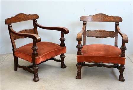 Coppia di poltrone in legno intagliato con dorsale a giorno, decorata con...