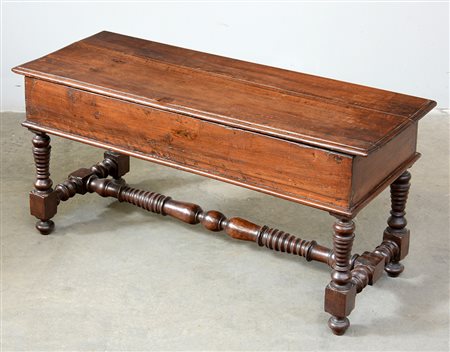 Antica panchetta in noce con piano apribile, gambe e traverse tornite a...