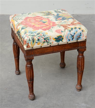 Sgabello in noce con quattro gmabe tornite e scanalate, rivestito in tessuto...
