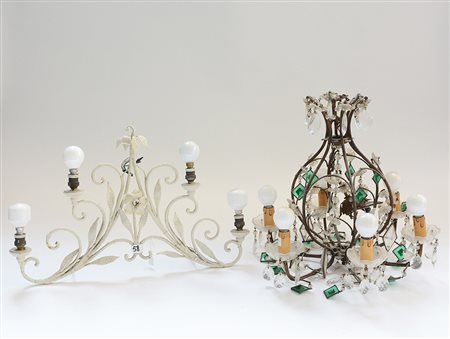 Lotto composto da una applique a quattro fiamme in ferro battuto laccato...