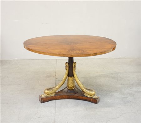 Tavolo "impero" con ripiano corcolare in noce e radica di noce. Base tripode...