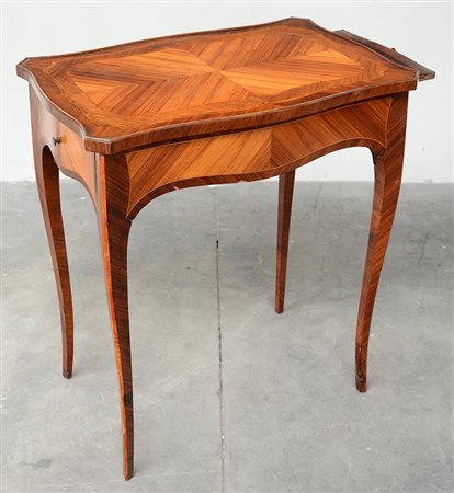 Tavolino da centro lastronato in bois de rose e bois violet con cassetto...