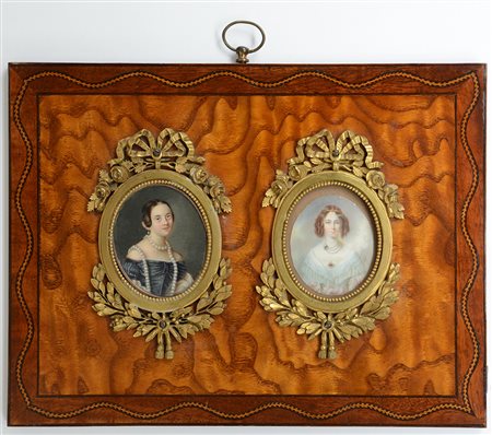 Lotto di due miniature ovali raffiguranti gentildonne con collana di perle e...