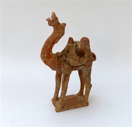 Manifattura cinese Scultura raffigurante cammello in terracotta (difetti) (h....