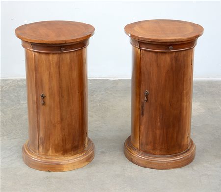 Coppia di comodini a cilindro ad uno sportello e un cassetto (h cm 66, d cm...