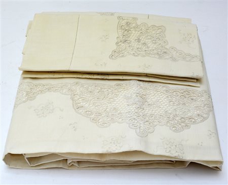 Lenzuolo in lino decorato con inserti in pizzo di Cantù al tombolo con coppia...