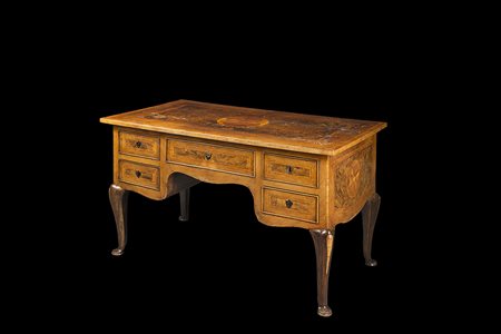 Scrivania da centro lastronata in radica di noce e filettata in legno chiaro,...