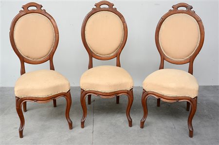 Gruppo di tre sedie in mogano con schienale sagomato.Gambe mosse, sec. XIX...
