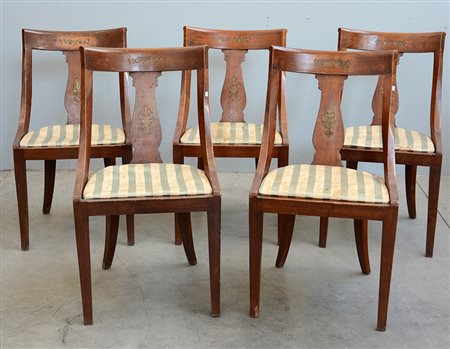 Gruppo di cinque sedie a gondola intarsiate in ottone con schienale a giorno...