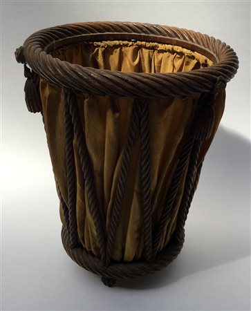 Cestino gettacarte in legno traforato, intagliato a finto cordone con mappe....